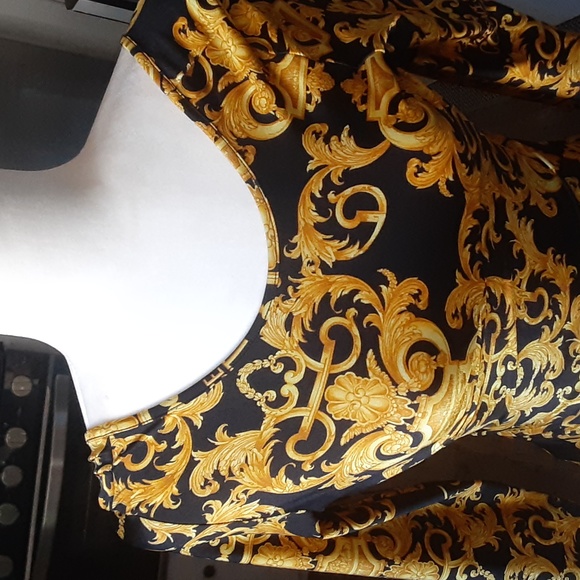 Versace - Picture 3 of 10